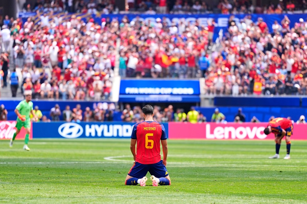 RC90__'s tweet photo. Hay jugadores que marcan goles, Mikel Merino marca momentos. Cuando el reloj asfixia y el partido pide un héroe, siempre aparece él. El fútbol ya aprendió a no dar por terminado un partido mientras Merino siga en la cancha. https://t.co/WksluJfzTL