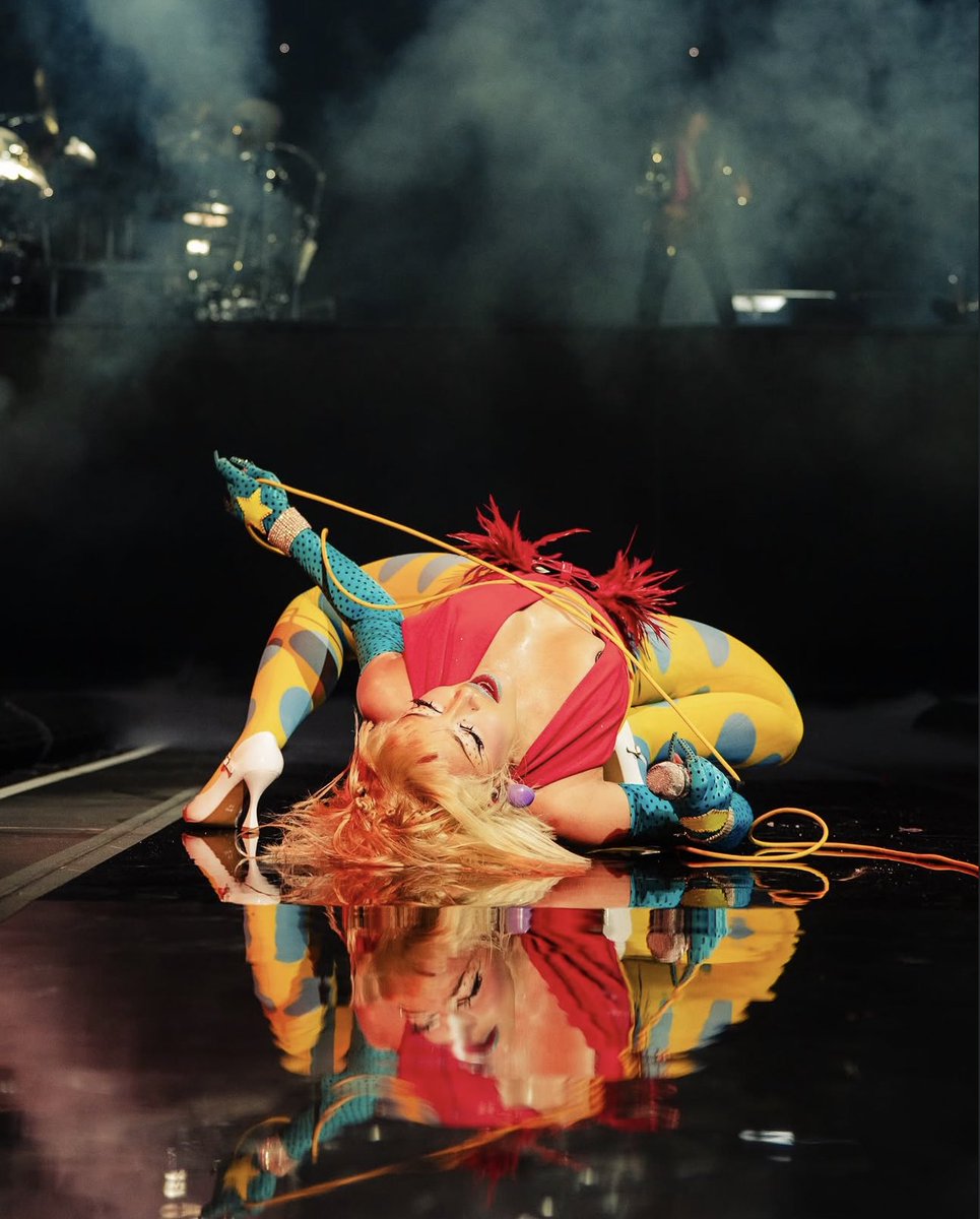 dojblunt's tweet photo. These tour photos have been eatinggg https://t.co/7in9fwt9jb