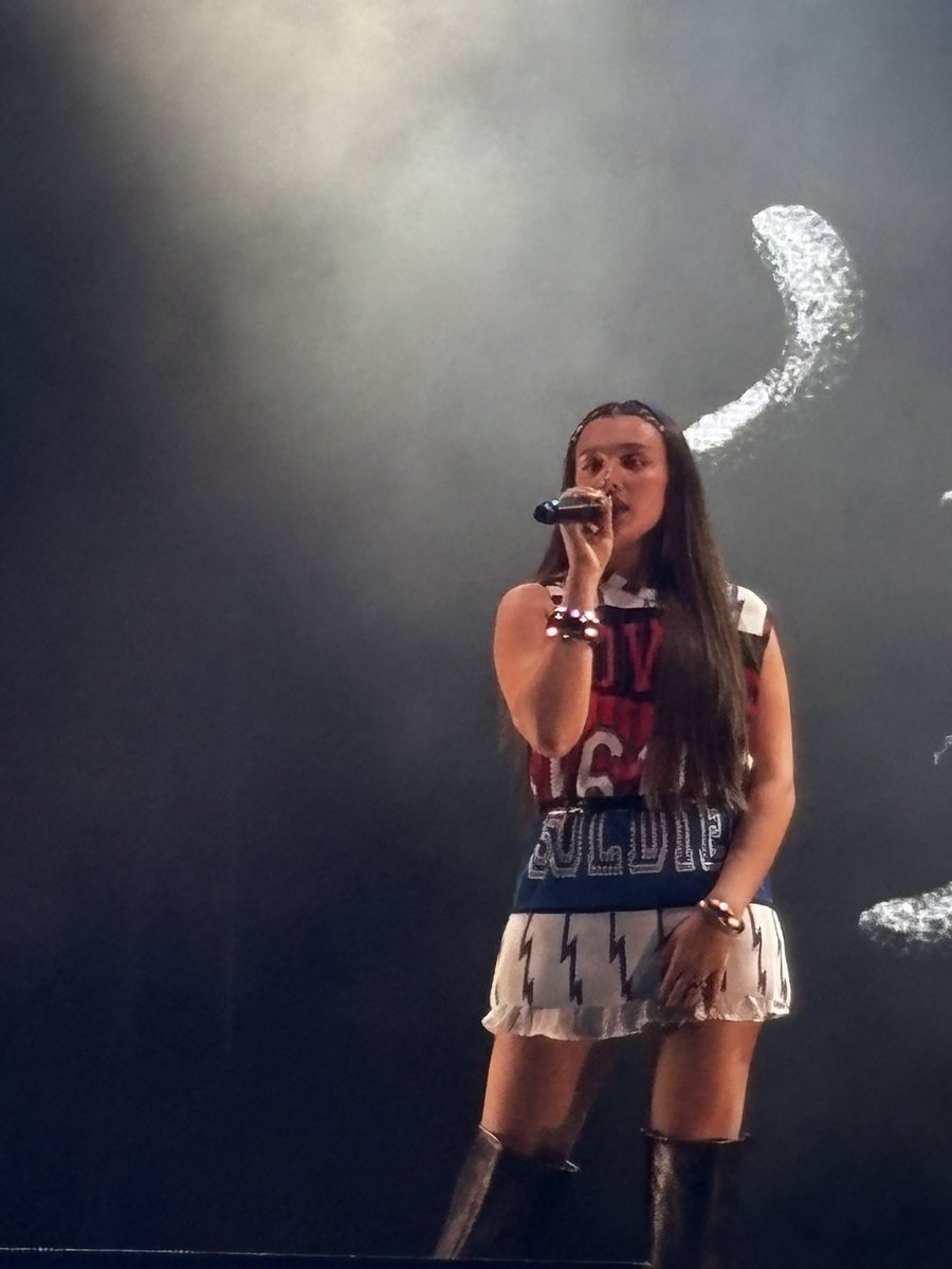 melodramaupas's tweet photo. stasera ho visto la diva sarah toscano ✨✨✨ https://t.co/AApEY0KzOw