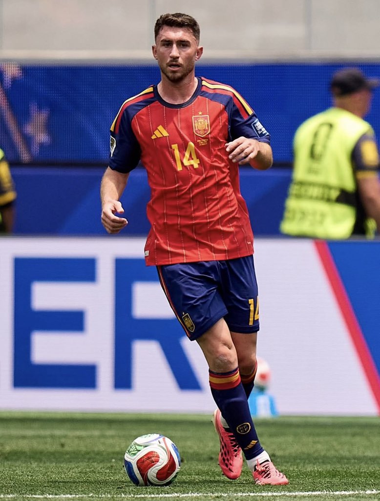 GeronimoMorgans's tweet photo. This guy is still the best ball playing CB in the world. @Laporte. 👏👏 https://t.co/uUyC2j6W27