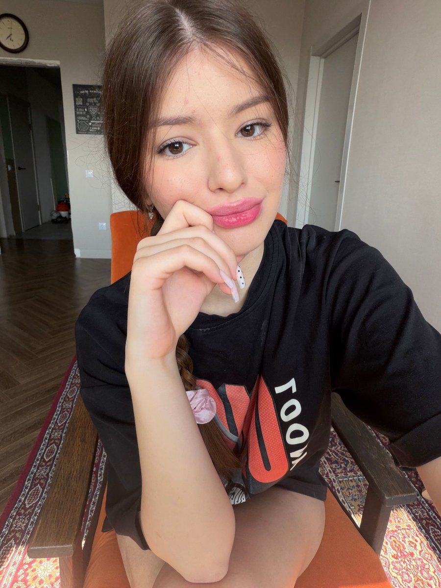 hazelx111's tweet photo. i'm bored, let's kiss? https://t.co/LsofHpTqQ4