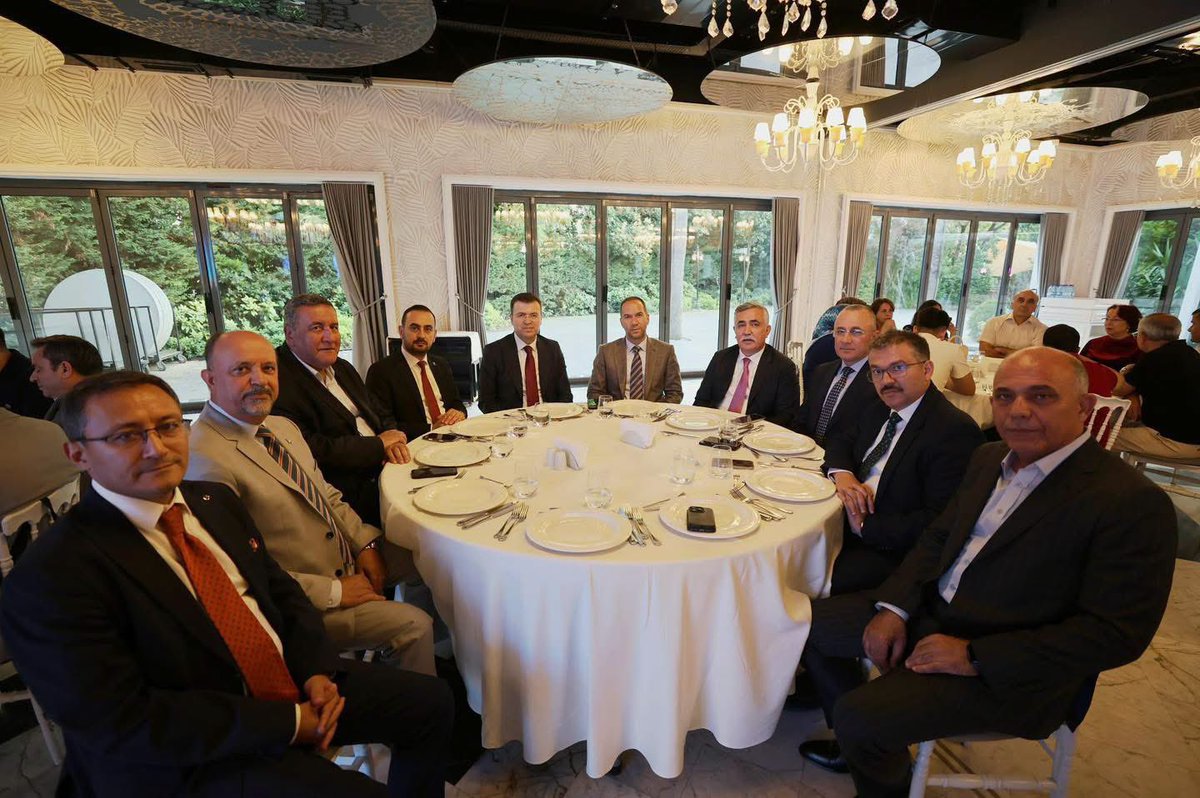 baskanozdemirr's tweet photo. 📍İstanbul 

Şehrimizden kilometrelerce uzakta memlekette gibiyiz ☺️

Niğdeli Bürokratlarımız ile yemek organizasyonunda bir araya geldik 🙋🏻‍♂️

Rabbim birliğimizi daim eylesin inşallah 🤲🏼 https://t.co/h4z3hXRo8T