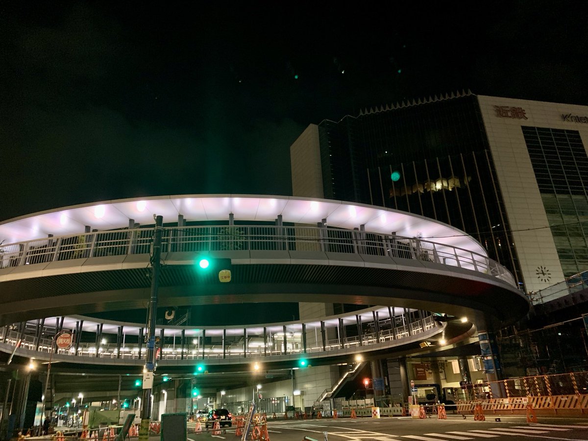 Masa202093's tweet photo. 😛四日市の円形デッキ
＃よんまるテラス 🌃と繋がる駅周辺
真夜中も只今工事中👷ごくろうさま https://t.co/rkZzIEBH6t
