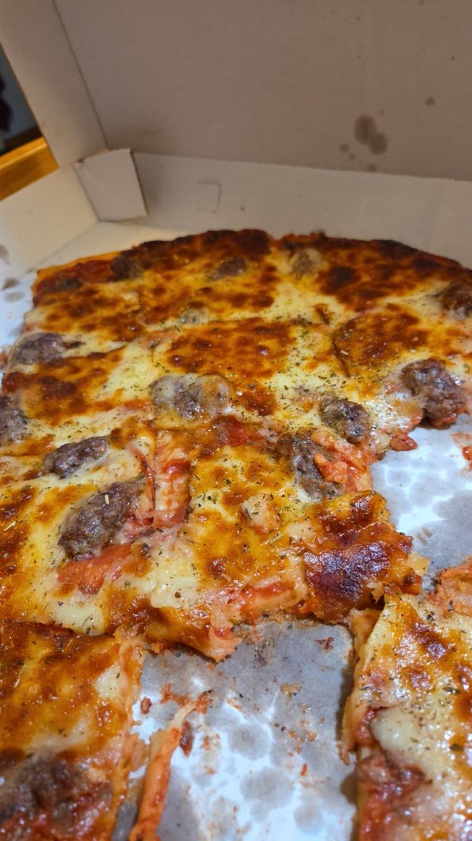 Emily1288kk's tweet photo. Enjoy a delicious pizza and live life to the fullest. https://t.co/TXMDKfTTjh