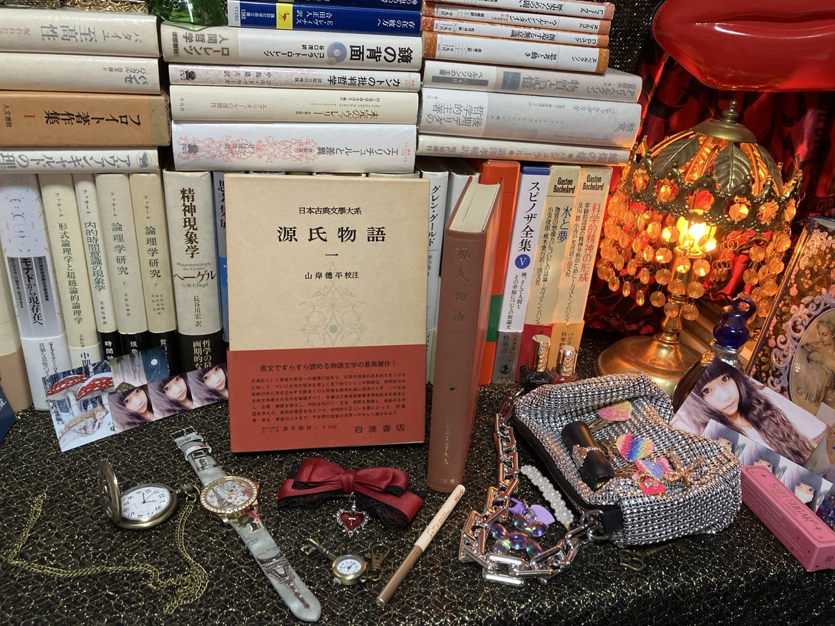 KurusuMizuri's tweet photo. 源氏物語 紫式部 全6巻
三条西家青表紙証本版
🖤
平安皇族麗美翳頽廃に乙女幻惑戀
𓆩♡𓆪
人知れぬ御心づからのもの思はしさは
いつとなきことなめれど
かくおほかたの世につけてさへ
わづらはしう思し乱るることのみまされば
もの心細く世の中なべて厭はしう思しならるるに
さすがなること多かり
🖤 https://t.co/dgMSjDBEio