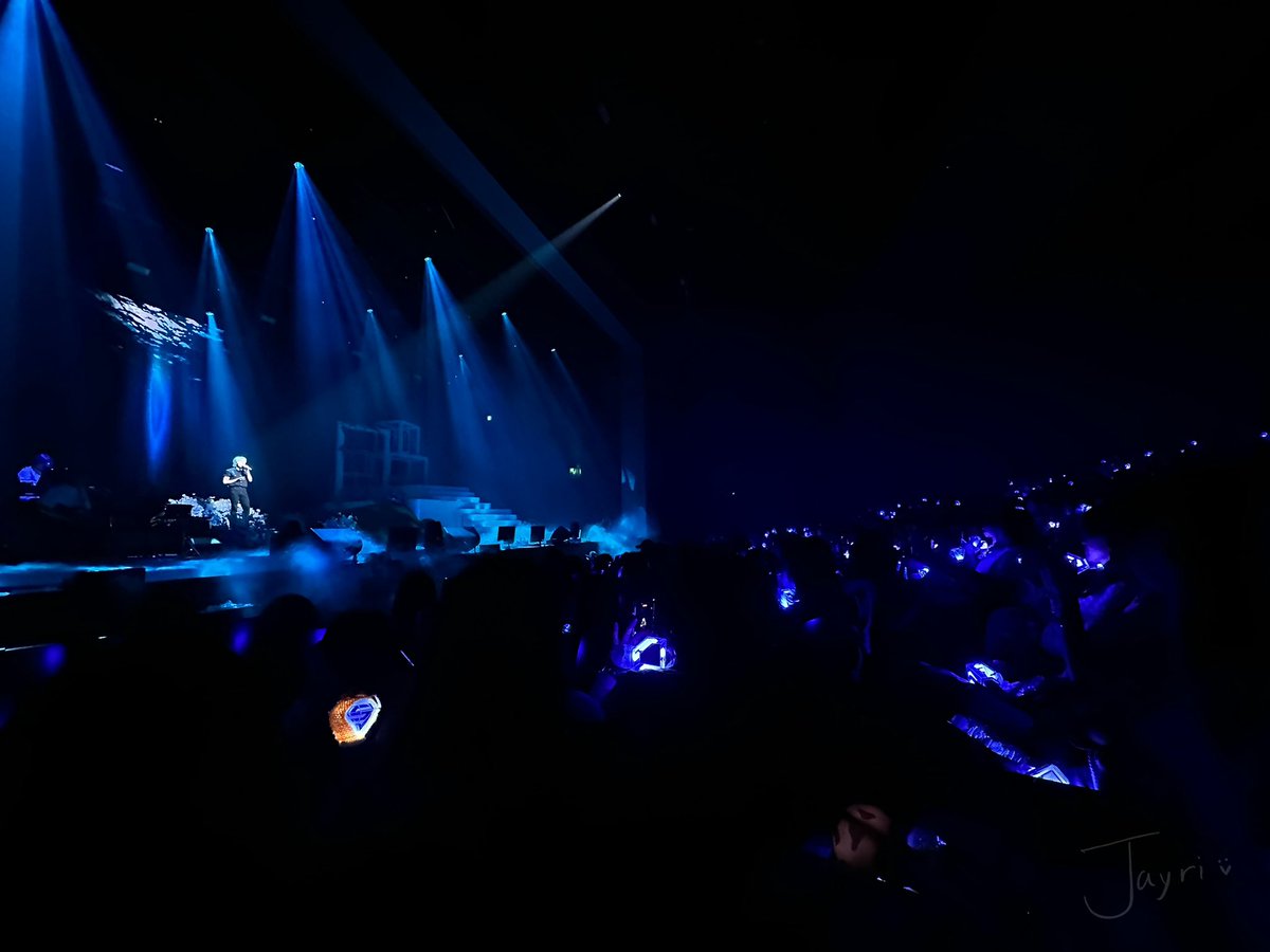 Ryeoblossom's tweet photo. DIVE TO BLUE DAY 1 

오랫동안, 정말 오랫동안 려욱 오빠의 단독 콘서트에 가는 걸 꿈꿔왔는데, 어제 드디어 처음으로 갈 수 있었어요.

와… 정말 최고의 공연이었어요. 정말 아름답고 감동적이었어요.

오빠가 하는 모든 공연은 언제나 우리를 오빠와 아주 가까운 곳에 있는 것처럼 느끼게 해줘서 정말 좋아요. 우리만의 작은 아지트 같아요. 오빠를 정말 사랑하는 사람들이 함께 모여 있고, 오빠도 우리를 아껴준다는 게 느껴져요. 언제나 최고의 모습을 보여주니까요. 정말 아름다운 우리 오빠. 🥹💙

라이브 보컬은 말할 것도 없이 믿을 수 없을 만큼 훌륭했고, 밴드 연주도 정말 멋졌어요. 선곡도 너무 좋았어요. 의상도 정말 예뻤는데, 특히 검은색 의상이 제일 마음에 들었어요. 🤭

무대도 정말 아름다웠어요. 천사 같은 김려욱에게 너무 잘 어울리는 무대였어요.

오빠의 라이브를 듣고 있으면 정말 천국에 있는 기분이에요. 마치 신성한 존재의 노래를 듣는 것 같은데, 동시에 오빠는 항상 우리 한 사람 한 사람이 자신과 가까이 있다고 느끼게 해줘요.

모든 무대를 하나하나 정말 행복하게 즐겼어요. 어떤 순간에는 너무 아름다워서 그냥 멍하니 바라보게 되고, 또 어떤 순간에는 너무 감동적이라 크게 소리 지르고 싶었어요.

제 인생 최고의 콘서트를 선물받은 것 같아요.

오빠, 정말 모든 것에 감사해요.

2일 차와 3일 차에도 만나요! 💙🌊
#려욱 #RYEOWOOK @9ryeong9