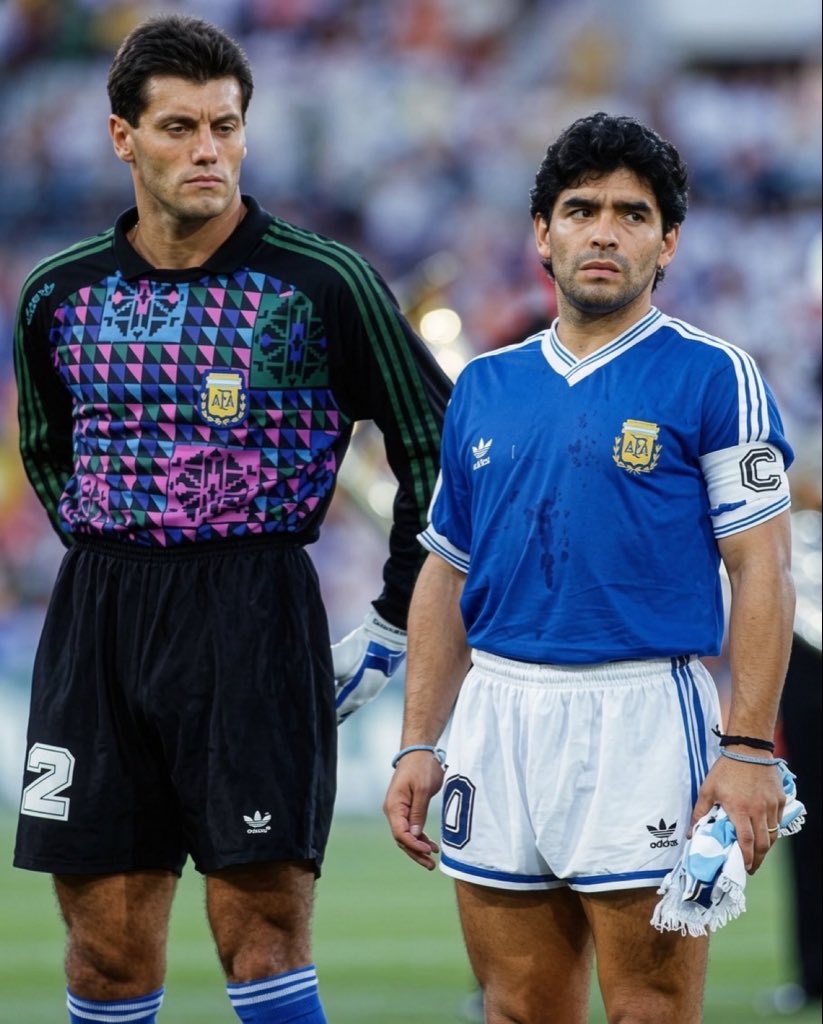 futnostalgico's tweet photo. Goycochea e Maradona. 1990. 🇦🇷🥶 https://t.co/oq57xEBD8f