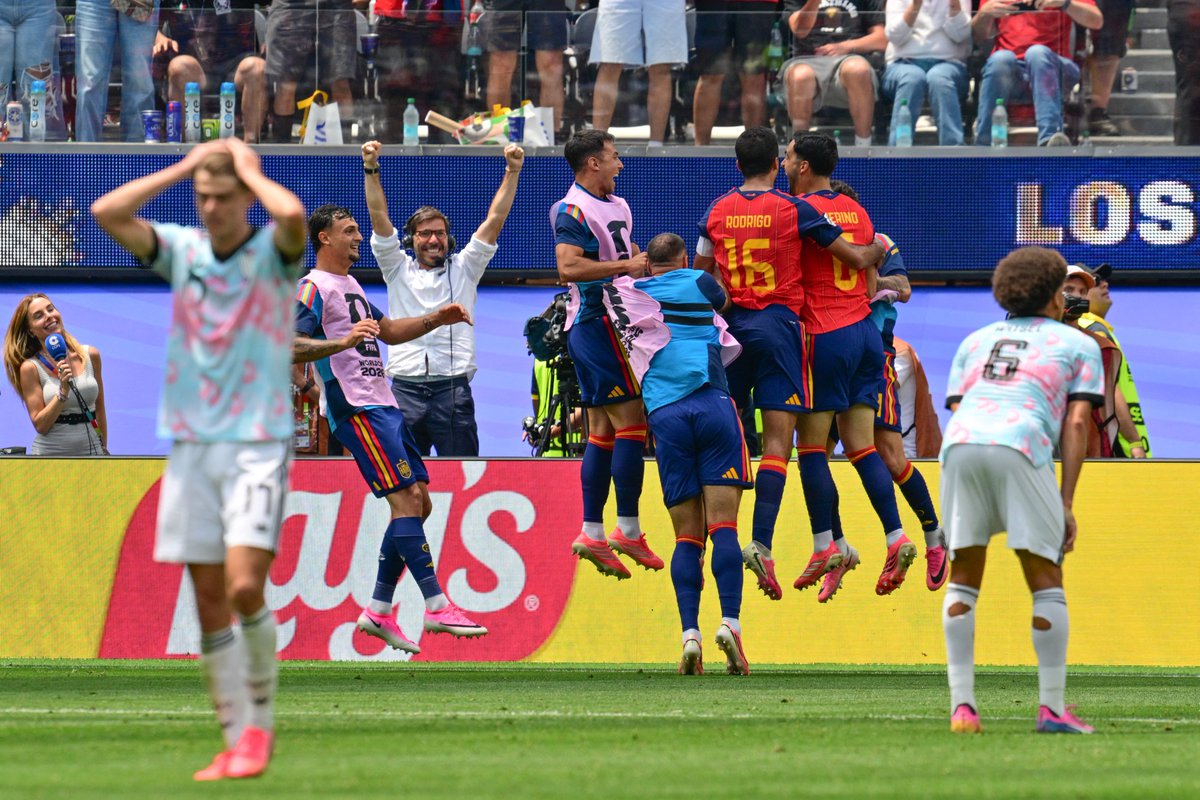 DAZN_ES's tweet photo. CÓMO DECIRTE, @PabloPintoDAZN, QUE REPRESENTAS A TODA ESPAÑA 🥹🇪🇸🥰

TODOS HEMOS SIDO TÚ CELEBRANDO EL GOL DE MIKEL MERINO 🤩

#DAZNMundial #FIFAWorldCup https://t.co/UvI8RshF2z