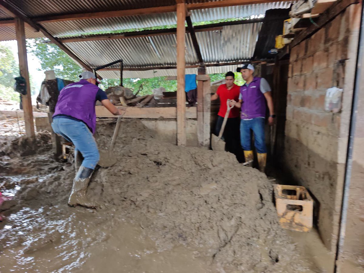 Agricultura_CZ7's tweet photo. #ZamoraChinchipe | El #MAGP mantiene su compromiso en territorio.
Participamos en la minga comunitaria en el sector #Cantzama, sumando esfuerzos en las labores de limpieza en las viviendas de las familias y productores afectados por la emergencia.
#ElNuevoEcuador https://t.co/YgTJCmK9DC