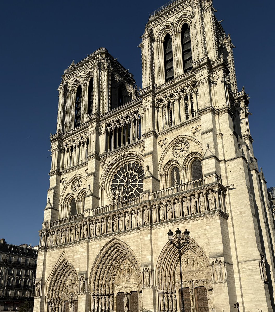 Ru_bia_VI's tweet photo. Some impressions from today’s sight seeing trip in Paris 🥐 https://t.co/Fi68ddO3aH