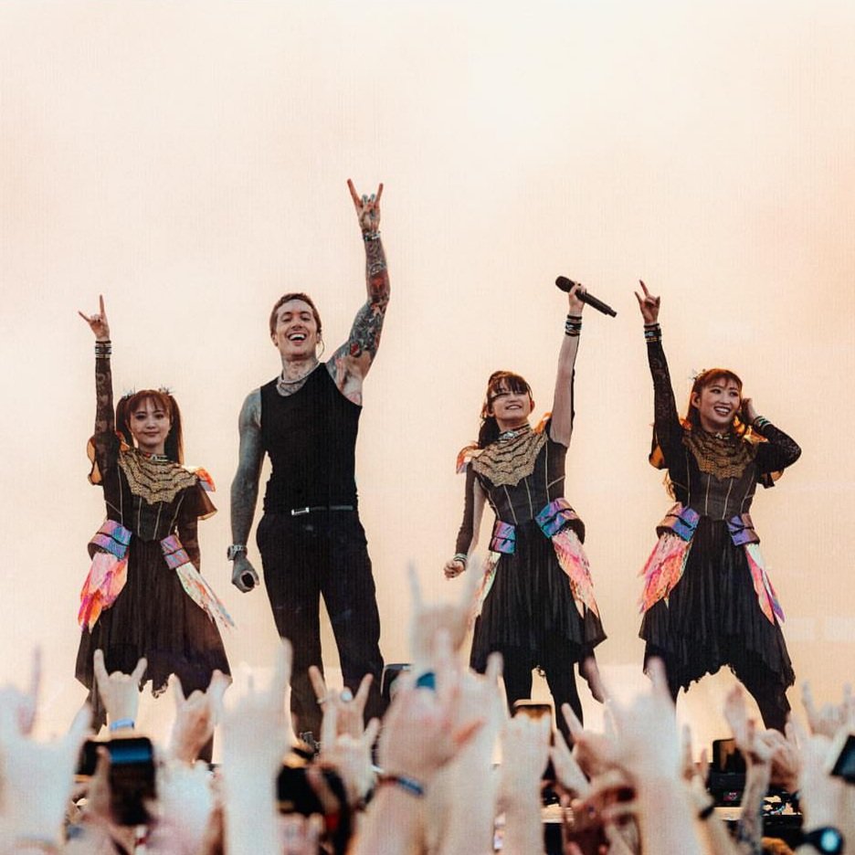 lifemetaldayo's tweet photo. #OliverSykes #BABYMETAL #Kingslayer https://t.co/JInHpEGYOM