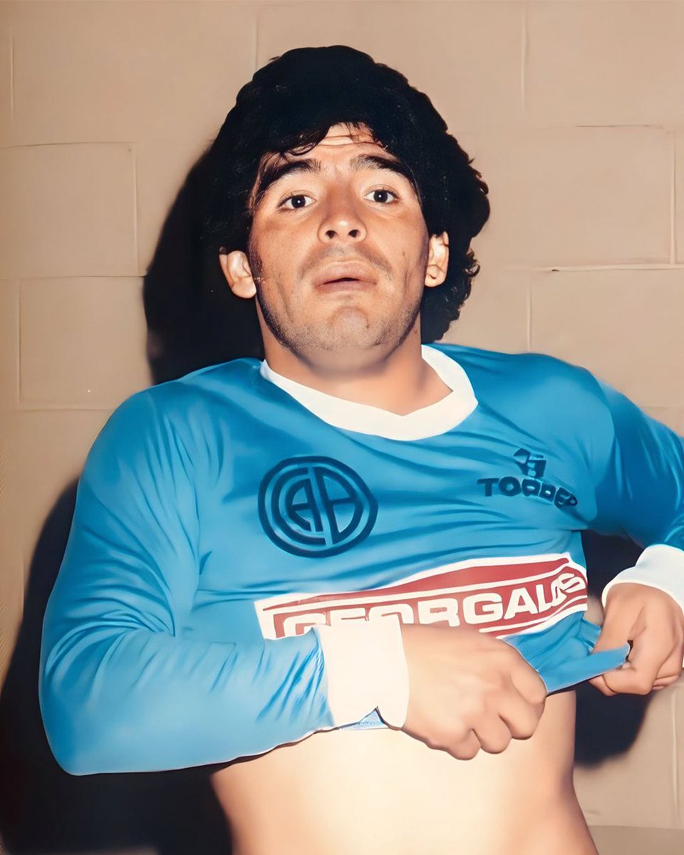 Belgrano's tweet photo. NOS ELEGISTE DESPUÉS DE TOCAR EL CIELO 😍🔟 ∞

#UnDíaComoHoy, hace 40 años, Diego Armando #Maradona jugaba su primer partido como campeón del mundo, vistiendo la camiseta de #Belgrano🏴‍☠️ https://t.co/vtuQHXzBJS