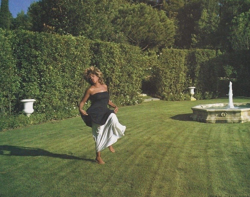 filmsbratz's tweet photo. — tina turner dancing in the garden of her former villa ‘anna fleur’ within the south of france, 2000. 🏛️🌿🌬️🍷⛲️ https://t.co/s5UcSkopaH