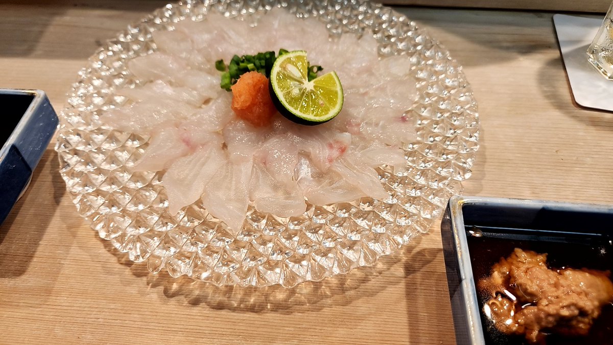 mxi1226's tweet photo. 美味しい寿司屋に行ったのにカラオケで安酒呑みすぎて頭痛い・・・。

まあ、めっちゃ楽しかったから良いけど。

同世代で趣味の会う友とのカラオケは最高だな。

嫌なことすべて忘れる！！

DARADARAで日毎に縛りカラオケ会やってみようかな。
人来ないから一人で歌ってるだけかもしれんけど。 https://t.co/T6us10mtwf