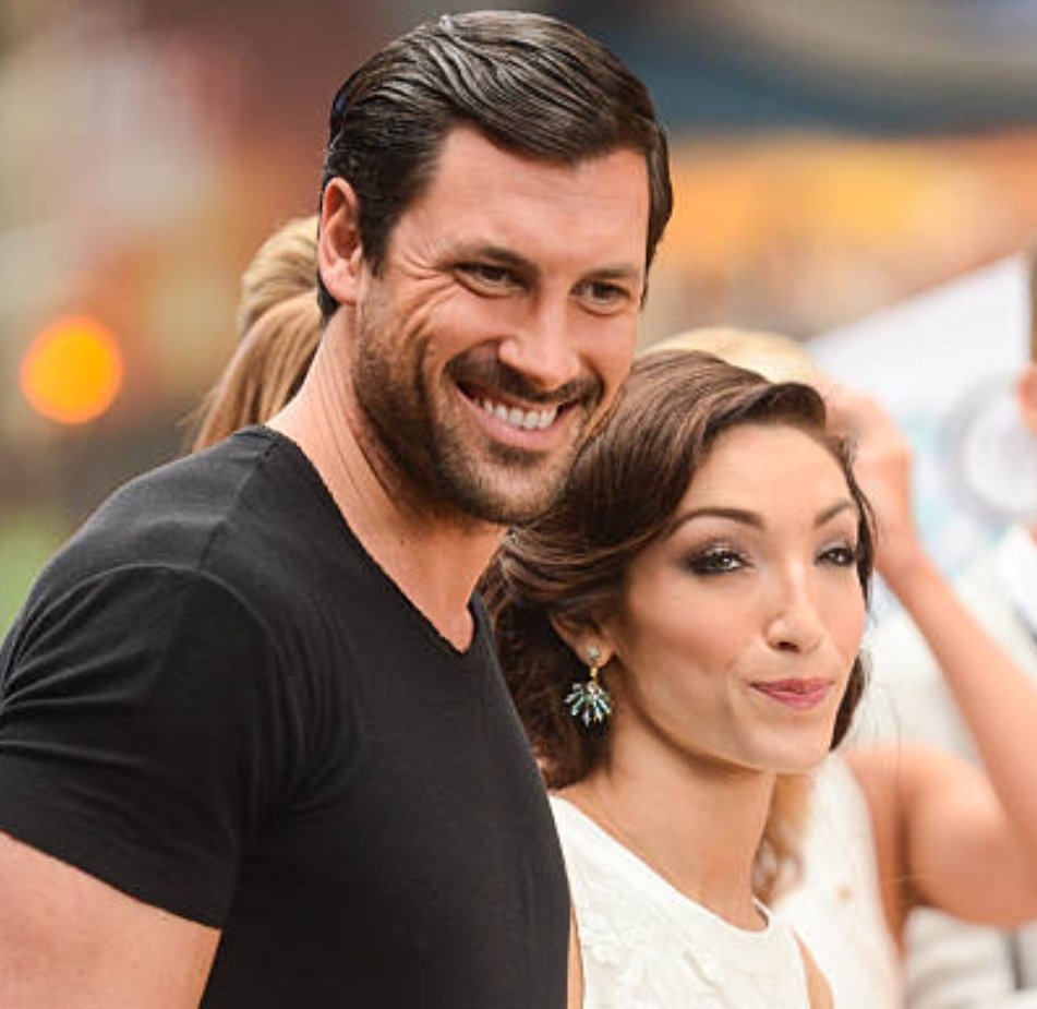 37Lemons's tweet photo. FTM dancer Maksim Chmerkovskiy &amp; MTF figure skater Meryl Davis

NYC 2014

Maksim with the female skull, beady eyes, small face positioned low under the vertical 5head, high ears

Meryl with the male skull, deep-set far apart eyes, sloping back forehead, large face, low ears https://t.co/WXoq516W7u