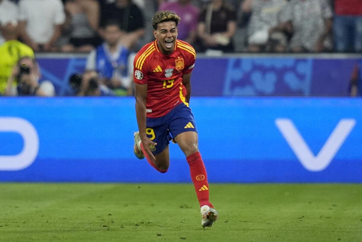 BarcaUniversal's tweet photo. 🚨 Lamine Yamal: "If France have to fear anyone, IT'S US." 

"We're the ones who knocked them out last time..." https://t.co/iaSCDedtkP