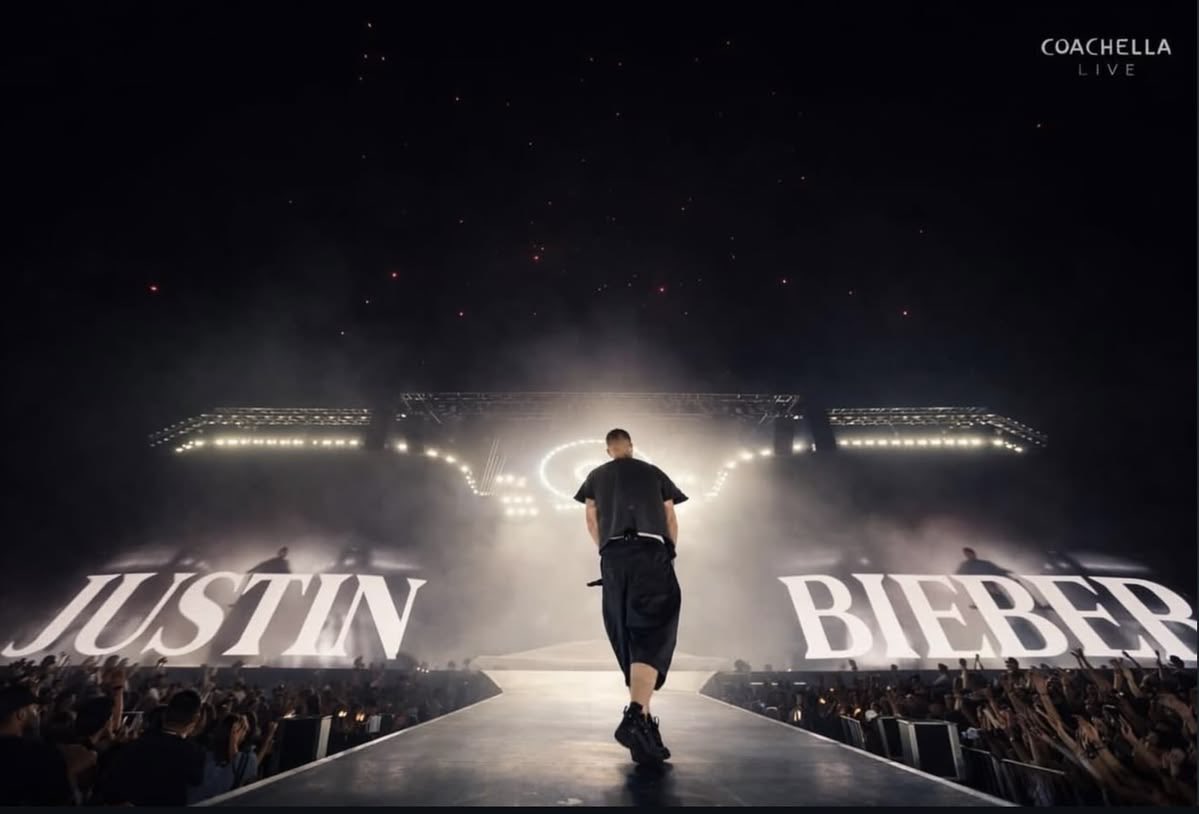 jbieberbrs's tweet photo. BIEBERBOWL 🚨👀?! Após o grande sucesso da performance de Justin Bieber no Coachella e o convite para ser uma das estrelas do show de intervalo da Copa do Mundo FIFA, o veículo de notícias Hits Daily Double considera o cantor uma das principais apostas para performar durante o SuperBowl. Será?