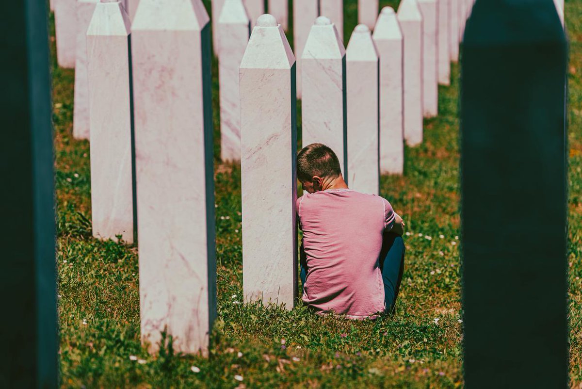 tahirbuyukakin's tweet photo. Kelimelerin tükendiği, hüznün taşa kazındığı yer: Srebrenitsa.

Taşların dili olsa da; o gün kopan kıyameti, sessizliğe gömülen hayalleri ve yarım bırakılan hayatları anlatsa…

Burada yalnızca toprağa emanet edilmiş canlar değil, insanlığın vicdanına kazınmış bir hakikat var. Bir çocuğun yarım kalan gülüşü, bir annenin dinmeyen gözyaşı ve asla unutulmaması gereken büyük bir acı.

Bosna’nın hüznünü yüreğimizde, aziz hatıralarını başımızın üzerinde taşıyoruz. Çünkü Bosna kalbimizin bir yarısı, Srebrenitsa ise hiç kapanmayacak ortak yaramızdır.

Adalet yerini bulana, hakikat unutulmayana ve bu acılar bir daha hiçbir coğrafyada yaşanmayana kadar; vefa borcumuzla, vicdanımızla ve dualarımızla Bosnalı kardeşlerimizin yanında olmaya devam edeceğiz.