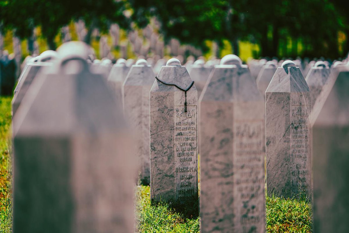 tahirbuyukakin's tweet photo. Kelimelerin tükendiği, hüznün taşa kazındığı yer: Srebrenitsa.

Taşların dili olsa da; o gün kopan kıyameti, sessizliğe gömülen hayalleri ve yarım bırakılan hayatları anlatsa…

Burada yalnızca toprağa emanet edilmiş canlar değil, insanlığın vicdanına kazınmış bir hakikat var. Bir çocuğun yarım kalan gülüşü, bir annenin dinmeyen gözyaşı ve asla unutulmaması gereken büyük bir acı.

Bosna’nın hüznünü yüreğimizde, aziz hatıralarını başımızın üzerinde taşıyoruz. Çünkü Bosna kalbimizin bir yarısı, Srebrenitsa ise hiç kapanmayacak ortak yaramızdır.

Adalet yerini bulana, hakikat unutulmayana ve bu acılar bir daha hiçbir coğrafyada yaşanmayana kadar; vefa borcumuzla, vicdanımızla ve dualarımızla Bosnalı kardeşlerimizin yanında olmaya devam edeceğiz.