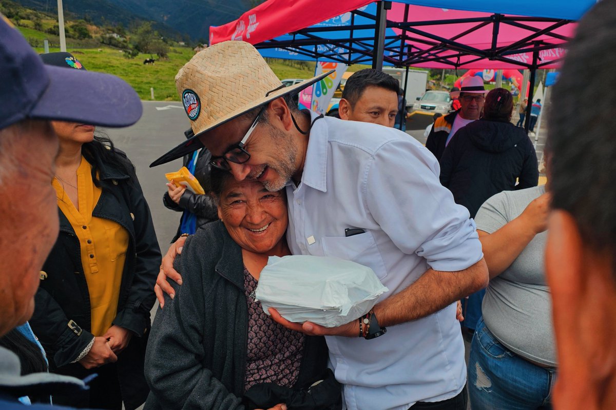 jotalloretv's tweet photo. 2/2 La intervención contempla 1,6 kilómetros de nueva carpeta asfáltica, además de veredas, drenaje, bordillos y señalización.

También vimos un despliegue de nuestras obras sociales: danza y Judo. Estas son obras integrales en el cantón.

👏👏👏👏 https://t.co/oIu8Cs5LDF
