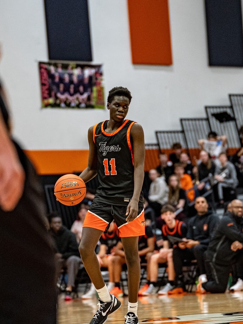 rodgerbohn's tweet photo. 6'4 '27 Jiech Jiech of St Cloud @TechTigerBB/@GainEliteMN #P32 kept his high level of productivity as two way wing at @BreakdownUSA Summer State making plays w/length,posting smaller defenders,&amp;creating own shot w/limited dribbles

More on @Ballislife

https://t.co/sXo37J2FfJ https://t.co/VUed2iUyvF