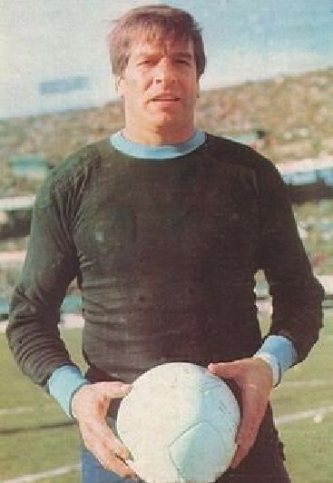 marto_m3's tweet photo. Hoy hace 94 años (13/07/1932) nacía 🇦🇷ANTONIO ROMA (✝️80 años). Arquero.
En #Boca (1960-1972) Jugo 331 Partidos Oficiales (G176-E98-P57), Goles 539/292 y Gano 6 Titulos.
13° jugador con mas partidos en Boca.
#CumpleMarto #ExBoca https://t.co/O1SYQ1Upaz