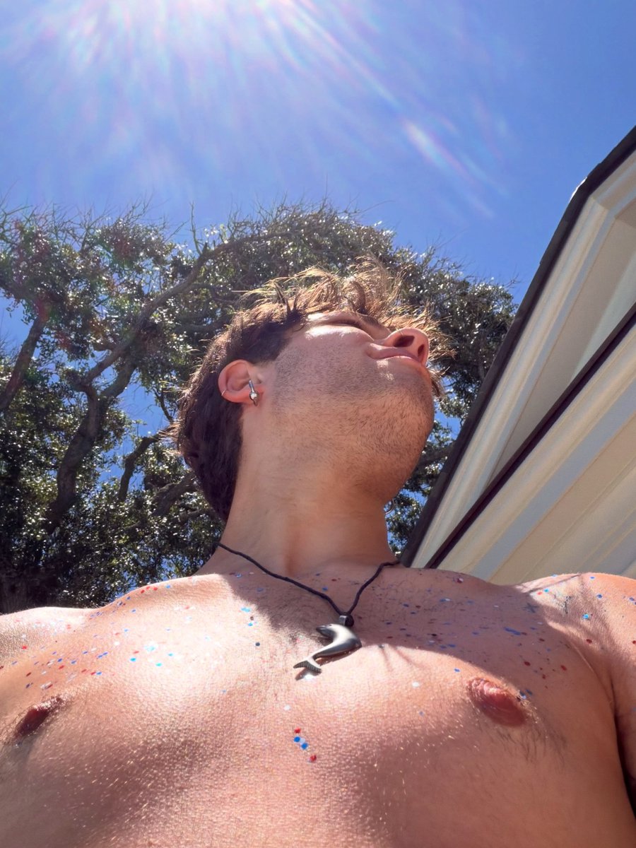 applepiematt's tweet photo. im not sure i can survive this summer https://t.co/gQDyqZndr2
