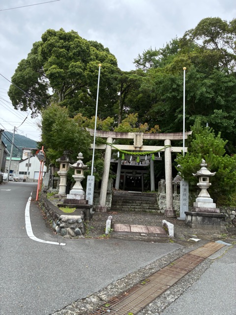 kanoko256's tweet photo. 豊積神社　　　　　静岡市
駿河国二宮　坂上田村麻呂が東征の際、勝利祈願をした神社　帰途に戦勝を祝い神楽を奉納し、その神楽が太鼓祭として今も残っているといわれています。大銀杏、木々に囲まれ神秘的な雰囲気を感じ参拝しました https://t.co/9vArcehALI