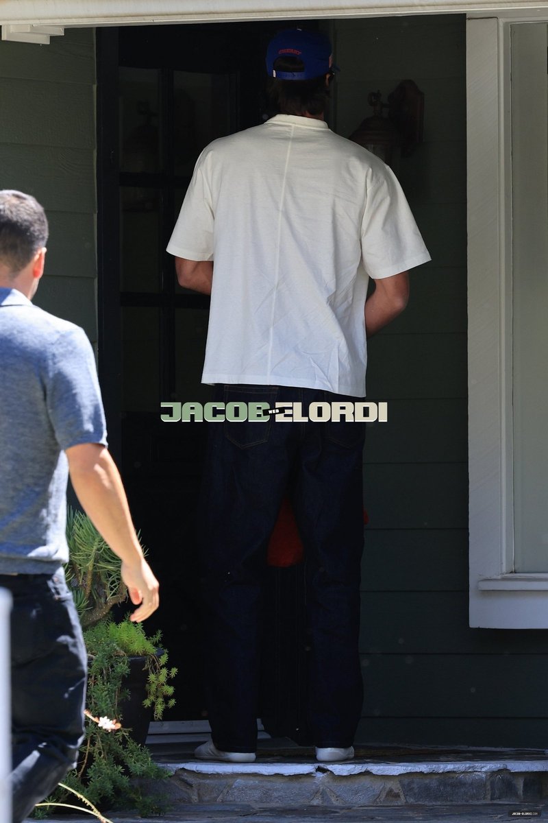 jacobelordiweb's tweet photo. 📸 Jacob Elordi out in Los Angeles on July 10.
🔗 https://t.co/FnArBaPmEN https://t.co/kEbAA47mVD