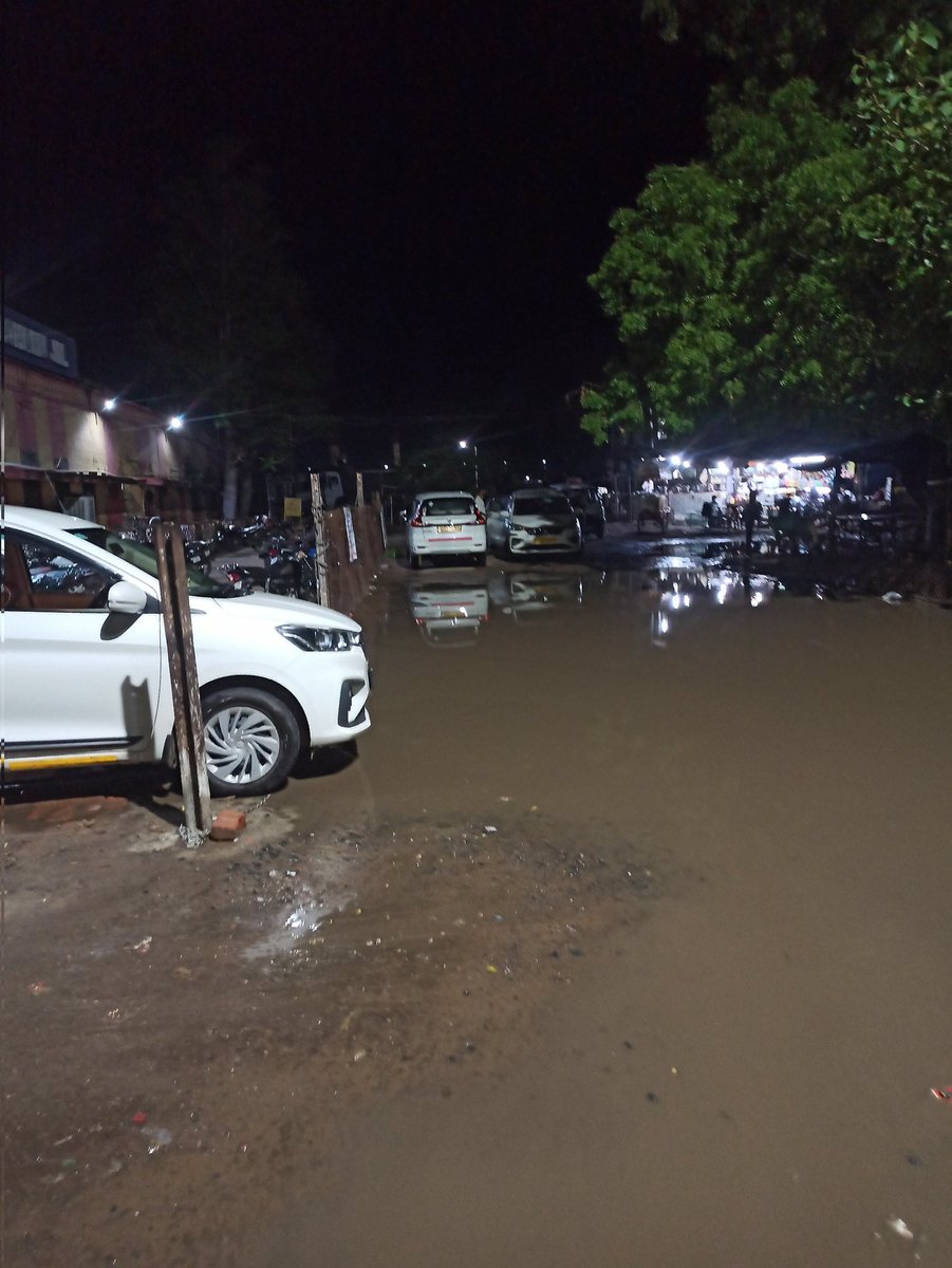 Aviator_mav's tweet photo. @NWRailways @GMNWRailway @drmbikaner @RpfNwr @RailMinIndia This is just outside the main gate of loharu railway station. This water logging is there even when it rains for 10 minutes. Problem however is this parking where they have put up these grilled fence and passengers have https://t.co/nICDTHrCdg