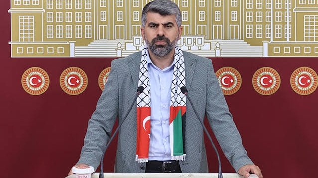 TurkMedyaAjansi's tweet photo. HÜDA PAR Milletvekili Faruk Dinç ;

“Hûd Sûresinin 112. Âyeti;
Mahkeme Salonlarından Okullara, Hastanelerden Otoyol Tabelalarına Kadar Türkiye'nin Her Köşesine Yazılmalı!” https://t.co/Z7lLNQjOCe