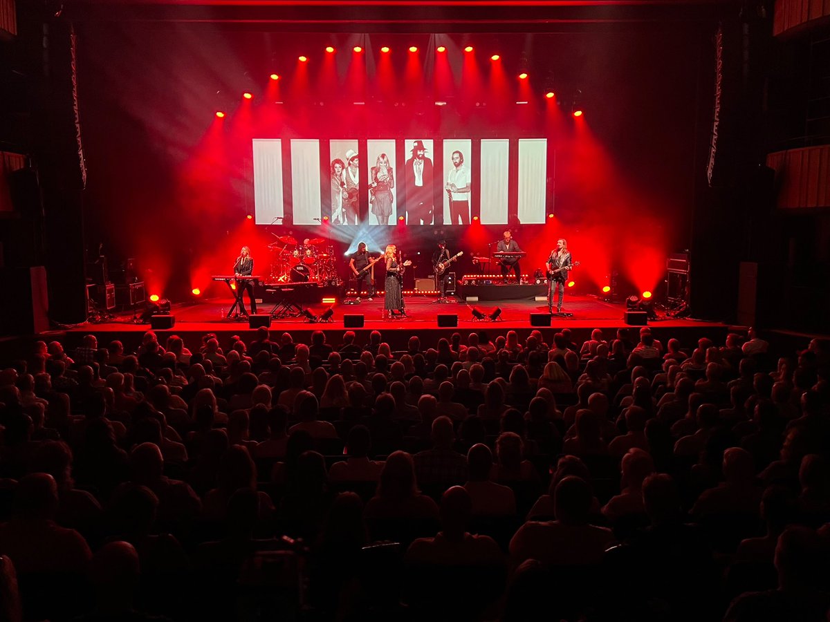 rumoursfm's tweet photo. Goodnight Truro .. hope you enjoyed the concert! Always a pleasure to play for you. Amazing turnout.. awesome reception for us. Love from all our side. #rumoursoffleetwoodmac #fleetwoodmac #hallforcornwall ❤️🙏 https://t.co/ZZRdFc23Xw