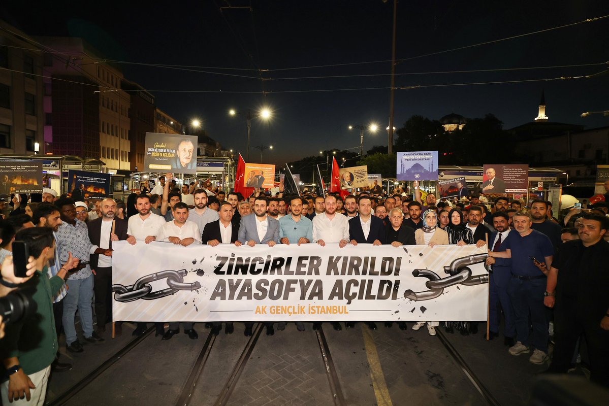 abuyukgumus's tweet photo. Beyazıt’tan Ayasofya’ya, fetih ruhuyla!

Genel Başkanımız ve Cumhurbaşkanımız Sayın @RTErdogan’ın iradesiyle yeniden ibadete açılan Ayasofya-i Kebîr Câmi-i Şerîfi’nin yıl dönümünde, İstanbul’un kalbinde bu heyecanı paylaştık.

Ayasofya’nın emanetine sahip çıkan tüm genç kardeşlerimize teşekkür ediyorum.
