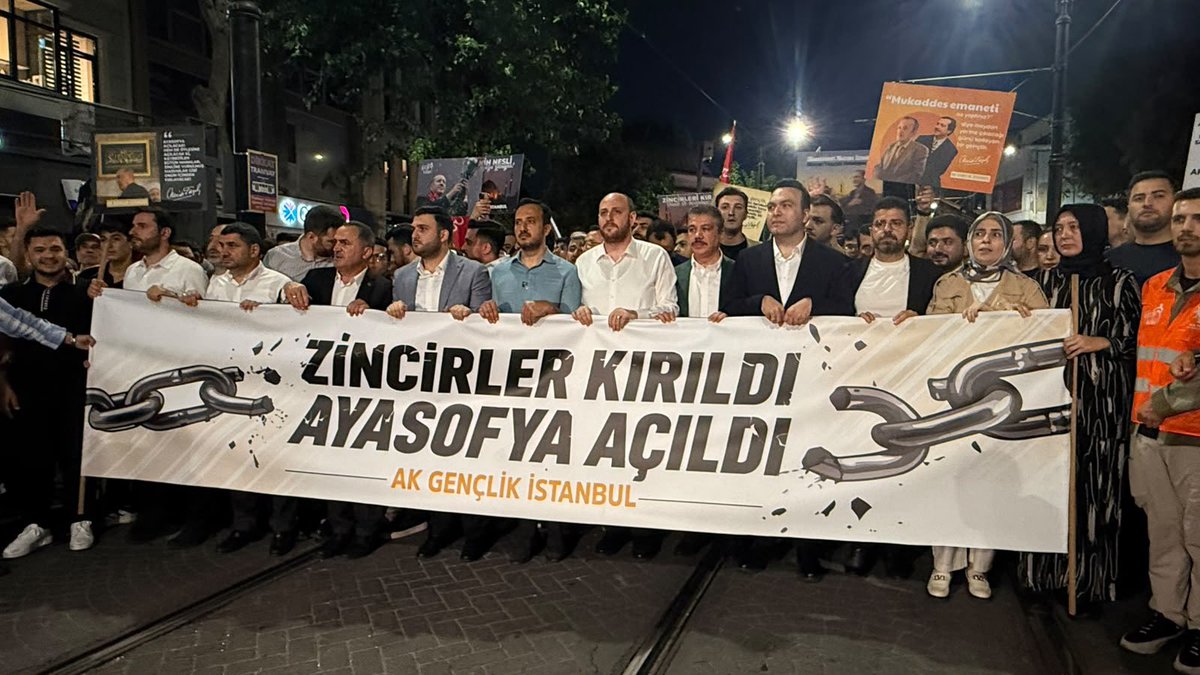 Muhmmtvanlioglu's tweet photo. Zincirler Kırıldı
Ayasofya Açıldı.

#BirGençlikYürüyüşü https://t.co/3JQTXCwVVY
