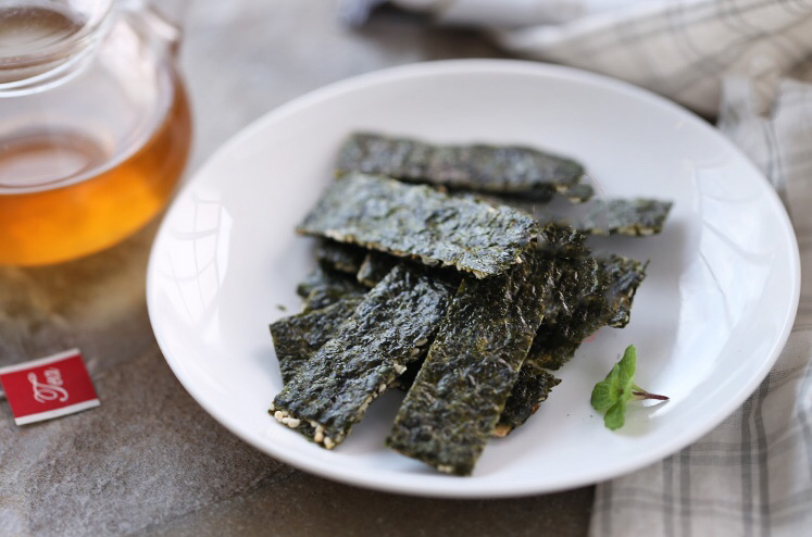 Der_Tonmann's tweet photo. Just shared a bag of crispy seaweed snacks with my desk buddy! Nothing beats tiny, crunchy treats that make work breaks way better https://t.co/UdmK8YKGMN
