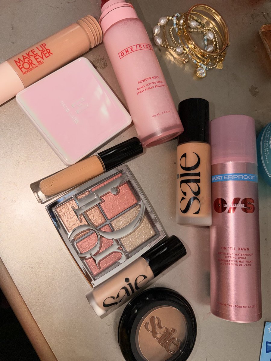 diimitrescus's tweet photo. 300 dollars worth of makeup instead of 300 dollars worth of food 😍 https://t.co/UYyw2K4ltN