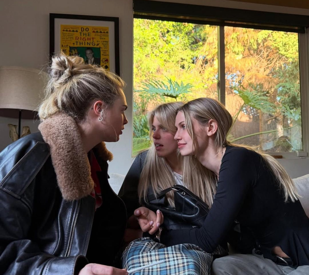 Reneesrapperr's tweet photo. I wonder what Cara Delevingne did to Reneé to make her so desperate for her.. https://t.co/MvOKaTYQNb