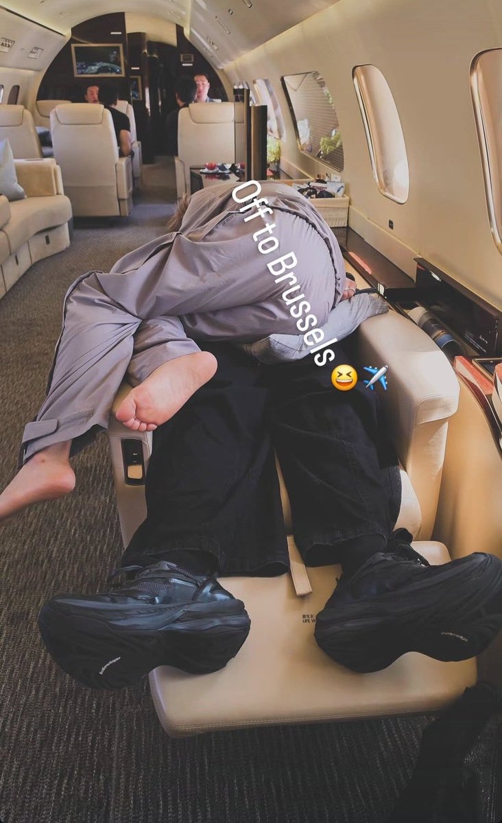 bunnyspeaches's tweet photo. Note that some people in this app got mad at this PUBLICLY posted photo and called Hobi, Jimin and Jungkook all sorts of nasty things and labelled this an “invasion of privacy”. The very same people who are now posting stalker content real-time lol https://t.co/WwYOAhn9Dl