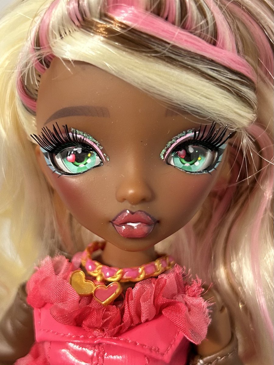 Nculur's tweet photo. @vnscorrea She is a beautiful doll but there are definitely some quality control issues her hair had some sections that were weirdly short some molding issues visible on her body a weird residue on her torso when I undressed her  and the screening on her lips is a little off with 2 clumps https://t.co/xIG7GJyk60