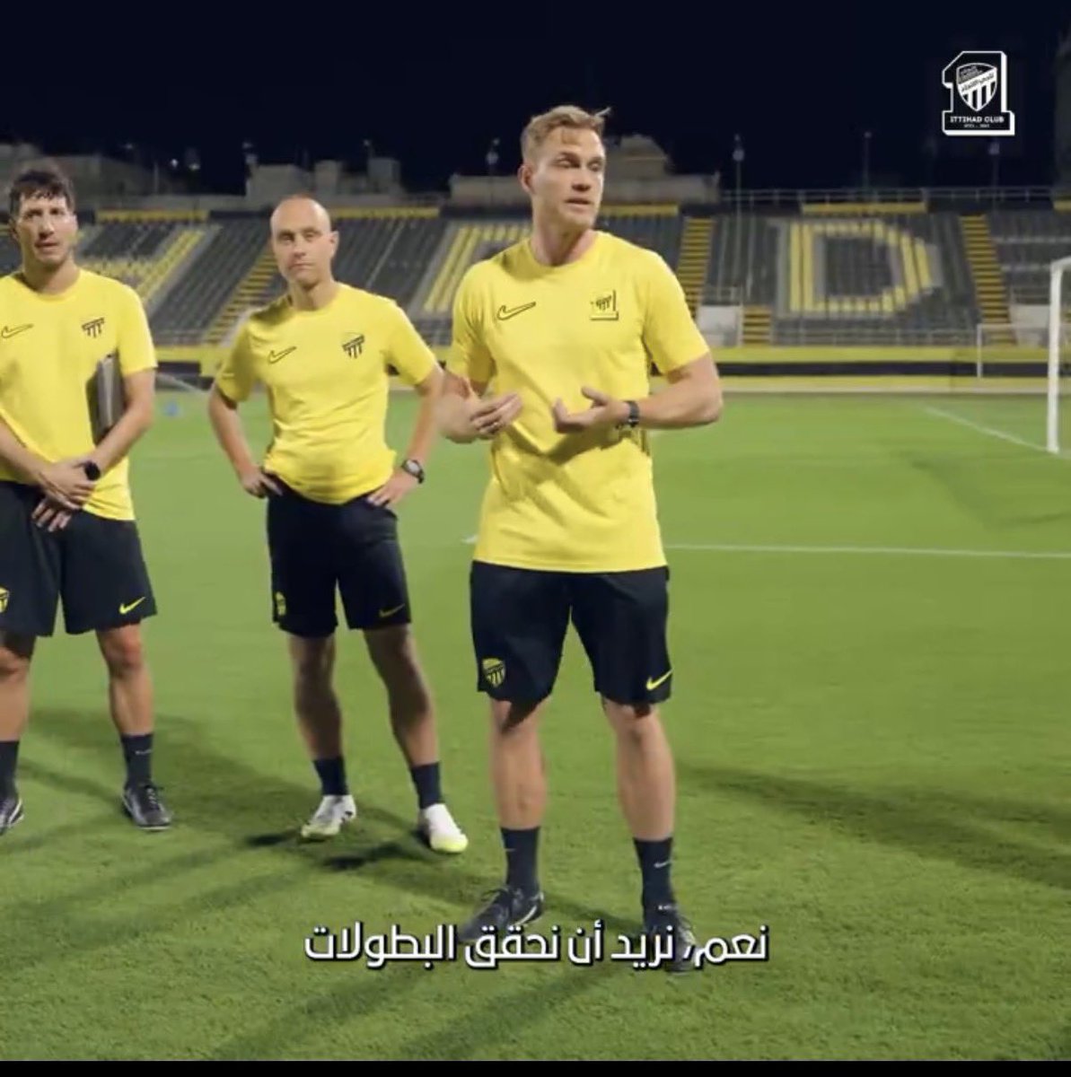 IttiMania's tweet photo. 🚨🗣️ خطاب ينز فيسينغ الاول للاعبين: 

كرة القدم متعة، نعم نريد أن نحقق البطولات بالتأكيد نريد تحقيق النجاح وعلينا أن نفوز بالمباريات، 

لكن من المهم أيضًا أن نبدأ بشغف واستمتعاع، وأن نستمتع بما نقوم به، 

قدّم كل ما لديك داخل الملعب وخارجه واهتم بكل التفاصيل، التغذية، والنوم، والعلاج، وكل ما يساعدك على تقديم أفضل ما لديك، لتصبح أفضل نسخة من نفسك، 

وأخيرًا، دعونا نستمتع بالعمل معًا.🔥🟡⚫️