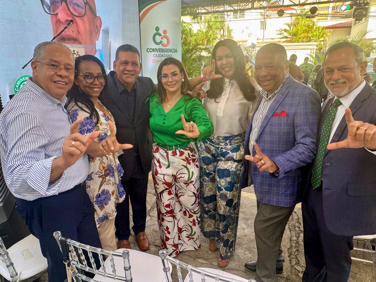 keylaReyna04's tweet photo. Grandeza ciudadana en su máxima expresión. Presidente Dr. @LeonelFernandez y Convergencia Ciudadana lograron una inauguración memorable con excelente participación de sus movimientos. 

#LeonelEnConvergencia #CasaDeConvergencia @ConvergenciaFp https://t.co/lbG2z6suF0