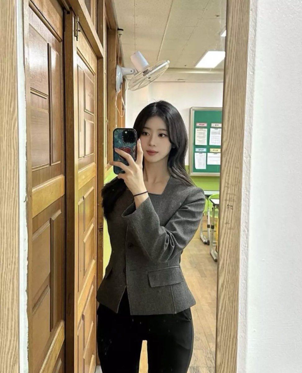 3_TSLA's tweet photo. 흔한 중등교사 미모 ㅎㄷㄷㄷ
너무 이쁘시다. (출처 - 엄지척) https://t.co/qYT5nkQJJU
