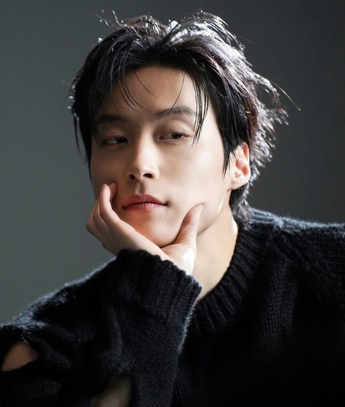 hallyuforums's tweet photo. Exclusive: #HeoNamJun confirmed to star alongside #IU in her upcoming album title track music video.

According to reports, Heo Nam-jun has already confirmed his appearance in the music video for the title track of IU's new mini-album, set to be released this coming September. Filming for the music video will take place early next month.

#HallyuForums #Hallyu