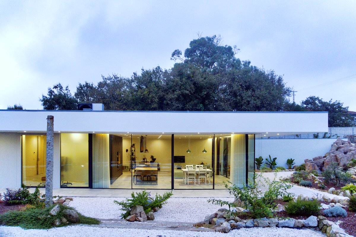 ProjectosUtopia's tweet photo. Por vezes desenhamos jardins minerais recortados com plantas que não precisam de rega.
Casa em Gondomar
https://t.co/OUabfxyDzm https://t.co/pHRB3DQJy4