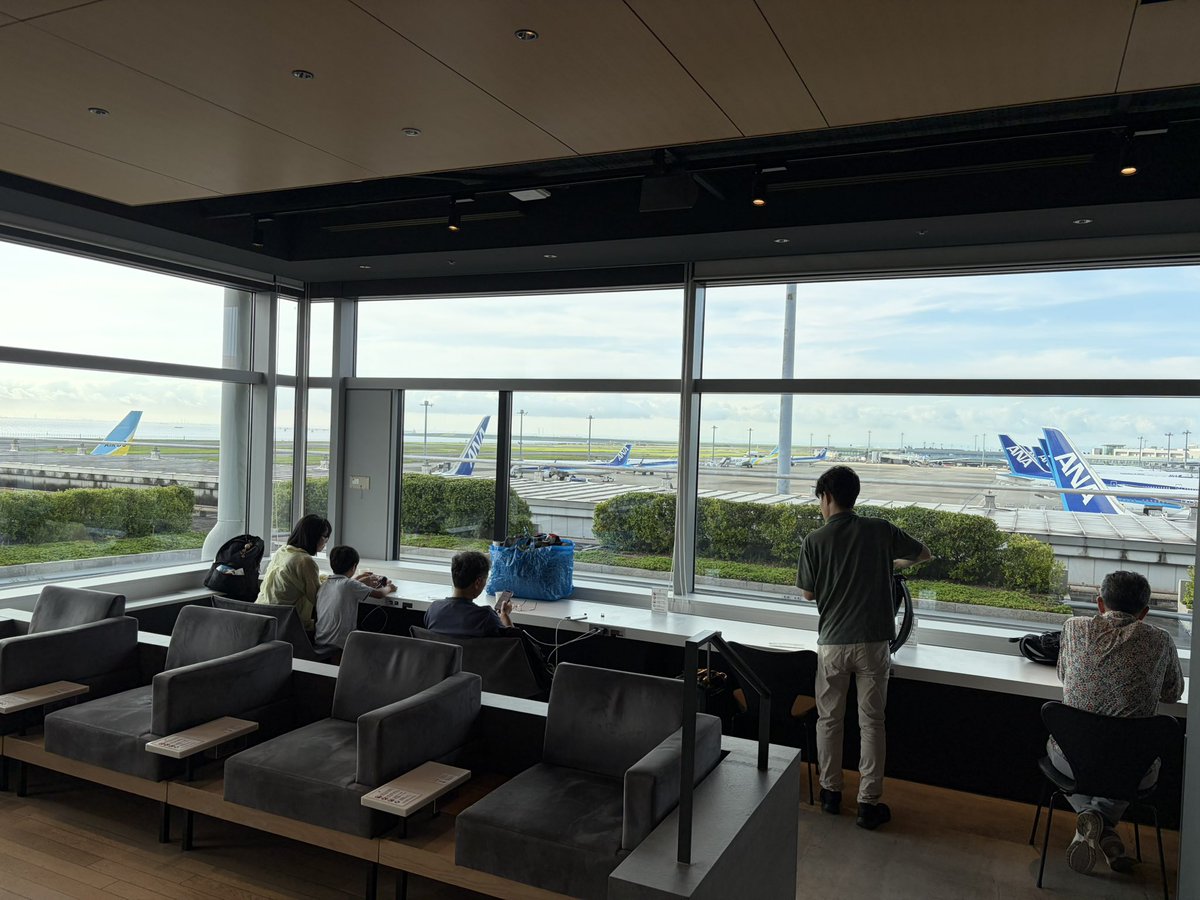 gorilanoesa's tweet photo. IKEAのでかい青いビーニールバック、機内に持ち込むつもりなのかな。ごねてる家族。1人一点の手荷物だけど、袋デカ過ぎだろ。 https://t.co/Y8XFLvmCde