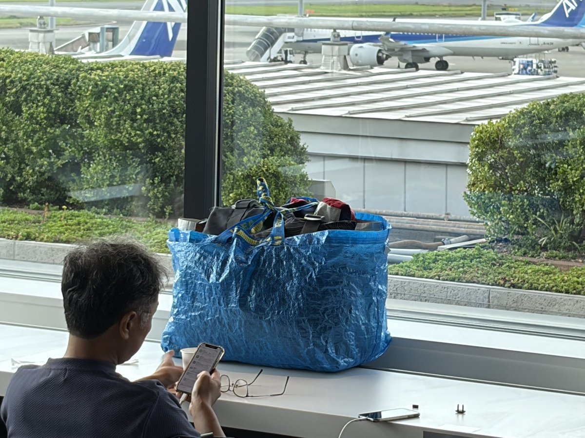 gorilanoesa's tweet photo. IKEAのでかい青いビーニールバック、機内に持ち込むつもりなのかな。ごねてる家族。1人一点の手荷物だけど、袋デカ過ぎだろ。 https://t.co/Y8XFLvmCde