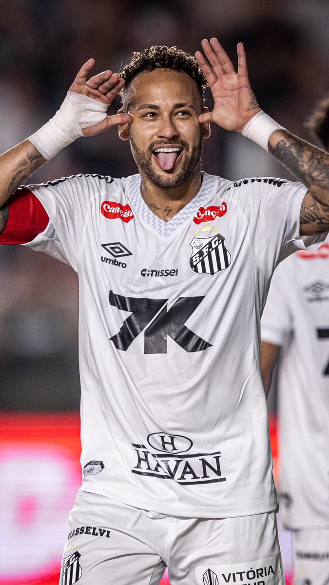 fla_da_opressao's tweet photo. Com a notícia de que o Leonardo Jardim quer a contratação de um meia para revezar com o Arrascaeta e com a informação de que o Santos não deve dificultar uma possível saída do Neymar...

Eu vou fazer uma pergunta séria:

Por que o Flamengo não tentaria?

O Arrascaeta já não é mais um garoto e o calendário brasileiro é cada vez mais pesado. Ter outro jogador de alto nível para dividir essa responsabilidade pode ser fundamental na temporada.

E aí entra o Neymar. Mesmo com os problemas físicos dos últimos anos, continua sendo um jogador capaz de decidir partidas sozinho e mudar o nível técnico de qualquer equipe.

Se a oportunidade realmente aparecer, você aceitaria Neymar Jr no Flamengo ou acha que o clube deveria procurar outro nome?