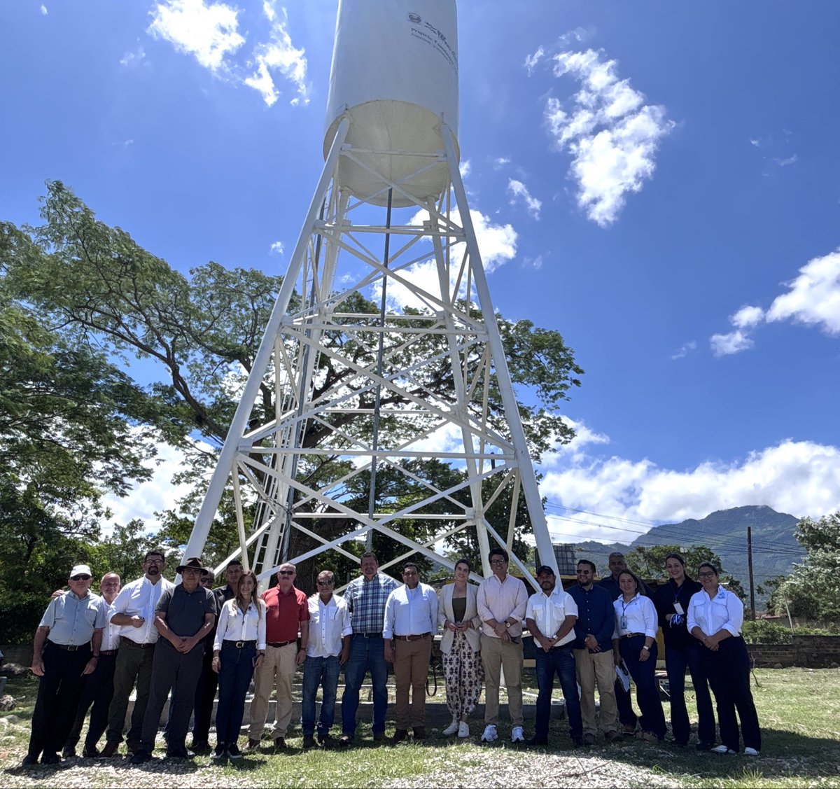 Plan_Trifinio's tweet photo. 💧Fortaleciendo el acceso al agua para las comunidades de la Región Trifinio

🇭🇳En el marco del Proyecto Demostrativo Acciones Remediales GEF/Trifinio, se realizó la inauguración de un tanque elevado con capacidad de almacenamiento de 50,000 litros de agua, ejecutado con el apoyo y la contrapartida de la Municipalidad de Sinuapa.

👥Se contó con la participación del Secretario Ejecutivo Trinacional de Plan Trifinio, Jorge Urbina; Director Ejecutivo Nacional de Honduras, Edwin Chinchilla; Diputada Tania Gabriela Pinto; Alcalde de Sinuapa, César Roldán Agustín; Gobernador Jorge Antonio Rosa; y Consultora Financiera y Coordinadora del Proyecto GEF/Trifinio de OEA, Lorena Sofía Velasco.

✍🏻Esta importante obra de infraestructura hídrica contribuirá al fortalecimiento del abastecimiento y la seguridad del recurso agua para aproximadamente 200 familias del municipio de Sinuapa, departamento de Ocotepeque, mejorando las condiciones de bienestar y resiliencia de las familias beneficiarias.

💯El proyecto es financiado por el Fondo para el Medio Ambiente Mundial (GEF), implementado por el Programa de las Naciones Unidas para el Medio Ambiente (PNUMA), ejecutado por la Organización de los Estados Americanos (OEA), en contra partida de la municipalidad de Sinuapa y desarrollado junto con la Comisión Trinacional del Plan Trifinio (CTPT), fortaleciendo la cooperación entre El Salvador, Guatemala y Honduras para construir un futuro con mayor seguridad hídrica y resiliencia.
@OEA_Desarrollo