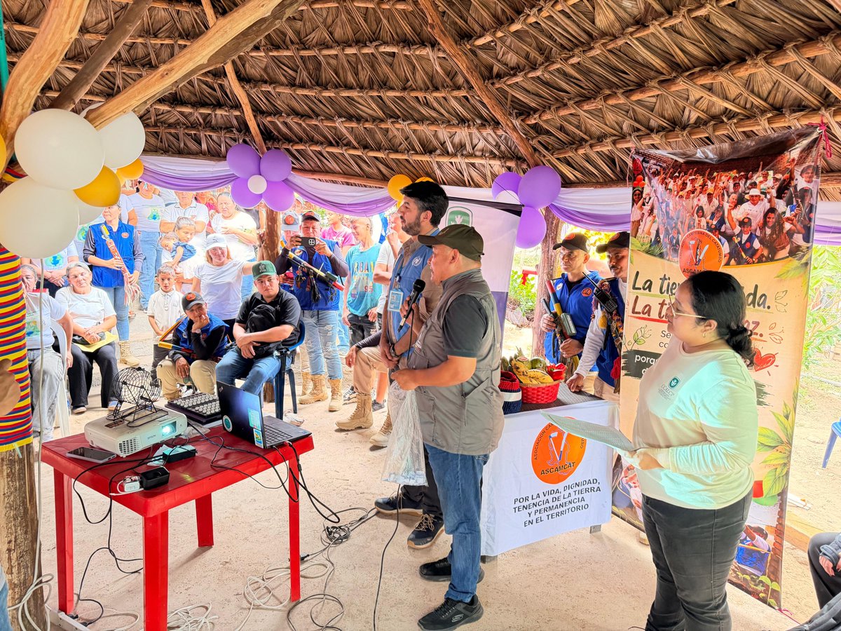 UAcuerdoPaz's tweet photo. #Agenda 📍🌱 | El equipo de la @UAcuerdoPaz en #Catatumbo acompañó la jornada de sorteo para la asignación de predios, que beneficiará a 54 mujeres campesinas de la región 👩🏽‍🌾🤝. Un paso que fortalece el acceso a la tierra y la implementación del #AcuerdoDePaz. 🧵1 https://t.co/11nO6H2vRr