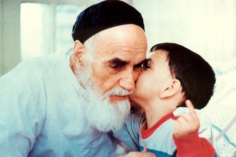 Arzaare_ir's tweet photo. بی‌دلیل نیست که حکیم الهی، #خمینی_کبیر، در وصف او چنین می‌نویسد:
«در جبههٔ او نور و نورٌ علی نور می‌بینم و امیدوارم که از علمای برجسته، فقهای متعهد و عرفای مجاهدِ فی‌سبیل‌الله در هر دو جبهه ظاهر و باطن شود...»
#سیدعلی_خمینی https://t.co/zqqmEhtpxM